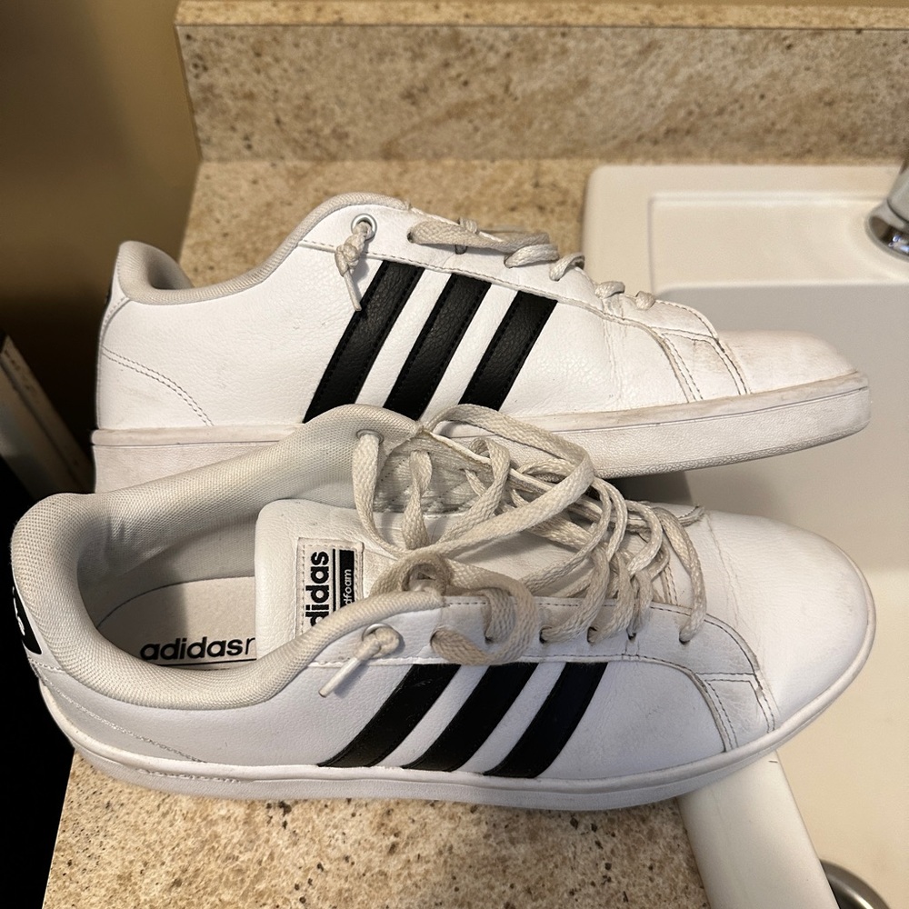 Adidas tennis shoes. Men’s size 10. Won a few times, in like new condition.